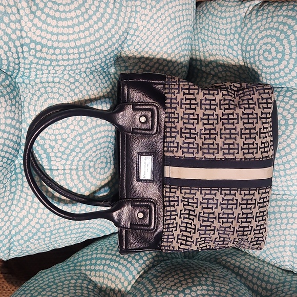 Tommy Hilfiger Vintage Black and White Tote Bag with Monogram Design - Picture 3 of 12